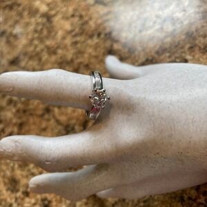 Elegant Silver Tone Ring with Round Center Stone, Accent Stones Size‎ 7